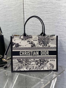 DIOR 中号现货Tote最新秋冬老虎系列，被种草了这个包，可以背的托特来了，既保留了包型的简洁，又兼具了大包的大容量，既可手拎又可斜跨，完全满足日常出行需求，经典的动物刺绣，标志性的字母，时尚百搭又满满的复古气息size：361627cm