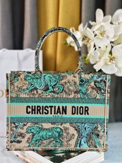 DIOR 2024新颜色 杏绿虎动物园 这款 Book Tote 手袋由 Dior 女装创意总监玛丽亚·嘉茜娅·蔻丽 (Maria Grazia Chiuri) 设计，是体现 Dior 美学的主打产品。通体饰以杏色和绿色 Reverse 茹伊印花刺绣，全新演绎经典图案，突显反色效果，可收纳各种日常用品。中号款式，正面饰以 Christian Dior Paris 标志，彰显 Dior 的精湛工艺，可手提或肩背。正面饰以 Christian Dior Paris 标志内含防尘袋尺寸36.5X27X