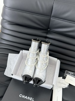 Chanel 24B秋冬新款靴!这双最新款的靴子太好看啦 最上面筒靴旁边的小logo给整体增加了小细 1283