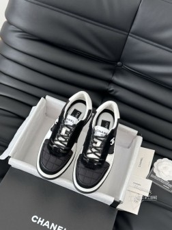 Chanel 25C新款熊猫运动休闲鞋百搭小白鞋 款式搭配不会出错撞色搭配活力满满啊 侧面压印log 147