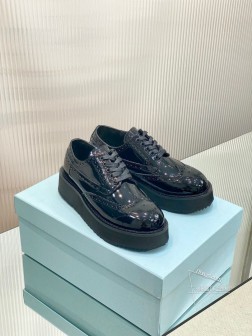 Prad24ss春夏厚底布洛克雕花德比鞋新品雕花的皮鞋很有设计感,看起来又不那么正式挺休闲的百搭款开 359