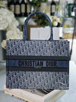 DIOR 新款：蓝D牛仔刺绣这款 Dior Book Tote 手袋由 Dior 女装创意总监玛丽亚·嘉茜娅·蔻丽 (Maria Grazia Chiuri) 设计，是体现 Dior 美学的主打产品。可收纳各种日常用品，采用蓝色 Denim Dior Oblique 提花面料精心制作，以不规则的石洗效果焕新演绎 Dior 的经典图案，彰显现代魅力。中号款式，正面饰以对比鲜明的 Christian Dior Paris 标志，彰显 Dior 的精湛工艺，可手提。正面饰以 Christian Dio