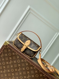 LV M83566 Nano Diane Monogram帆布包,皮革包角,复古搭扣