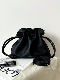 LOEWE Flamenco中号黑色福袋，柔软皮质，抽绳调节，大容量