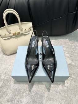 prad 24尖头小猫跟三角标高跟鞋小猫跟一整个爱住啦!真的不要太好看 还做了后系带设计 小性感简约 365