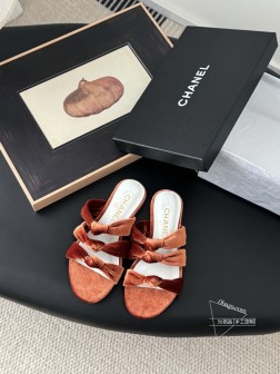 Chanel 25C早春玛丽珍拖鞋系列这一季的鞋子都很棒耶!纯黑色玛丽珍上脚很舒服鞋面皮质也很软,不 94