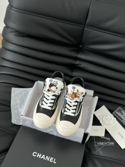 Chanel 24新款大头休闲鞋这款百搭的板鞋 看似平平无奇上脚后属实好搭 酷毙了细节满满 这款休 1397