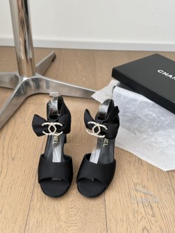 Chanel 24K走秀款玛丽珍单鞋简约又不失甜美俏皮!鞋头经典拼色简约易搭,搭配一字带更加跟脚。内 1121