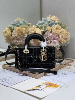 DIOR 【横版戴妃包】 粗花黑布配皮小号 全新Lady DJoy包包，很多人应该都被这只窄版戴妃包吸引住了。大爆款的节奏 ，包包自带一长一短两根肩带多种背法 ♀可斜挎可腋下上身又美又飒经典的菱格设计 ，黑色牛皮革搭配粗花黑色帆布精心制作，优雅又时尚size：22.5×6×11.5cm型号：0998