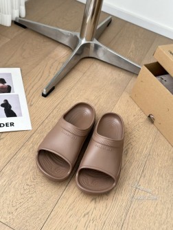 BALENCIAGE 巴黎世家 Pool Crocs 合作款厚底拖相信我,一定是一双可以让你整个夏天 539