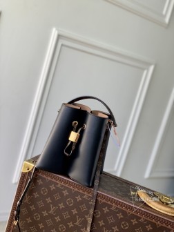 LV M13843 Bloom 手袋,柔滑牛皮革+Monogram帆布,花卉底座