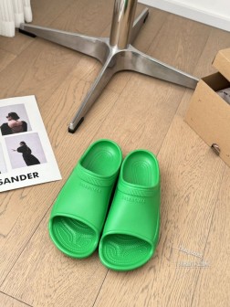 BALENCIAGE 巴黎世家 Pool Crocs 合作款厚底拖相信我,一定是一双可以让你整个夏天 536