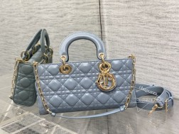 迪奥 天际蓝大号全新D-joy强势回归大爆款的节奏 ，包包自带两条肩带，多种背法上身又美又飒，经典的菱格设计搭配柔软的绵羊皮优雅又时尚size：26614cm