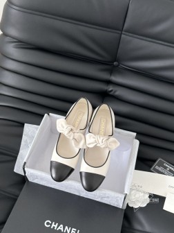 Chanel 25C早春玛丽珍单鞋系列这一季的鞋子都很棒耶!纯黑色玛丽珍上脚很舒服鞋面皮质也很软,不 834