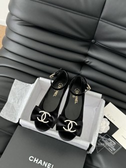 Chanel 24K走秀款玛丽珍单鞋简约又不失甜美俏皮!鞋头经典拼色简约易搭,搭配一字带更加跟脚。内 1230