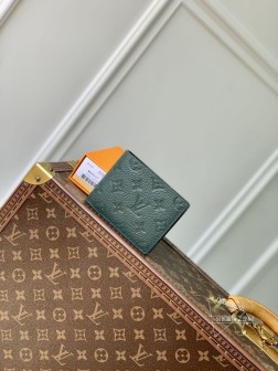 LV M69037 Multiple 钱夹 全粒面 Taurillon 皮革 绿色 Monogram 压纹