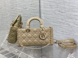 DIOR 全新D-joy杏色强势回归，大爆款的节奏 ，包包自带两条肩带，多种背法 ♀，上身又美又飒，经典的菱格设计 ，搭配柔软的绵羊皮优雅又时尚 size：26614cm