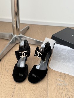 Chanel 24K走秀款玛丽珍单鞋简约又不失甜美俏皮!鞋头经典拼色简约易搭,搭配一字带更加跟脚。内 1120