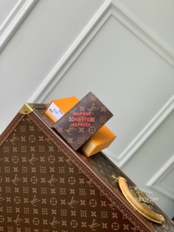 LV M11701 褪色花护照夹 Monogram Dust 帆布 粒纹小牛皮内衬