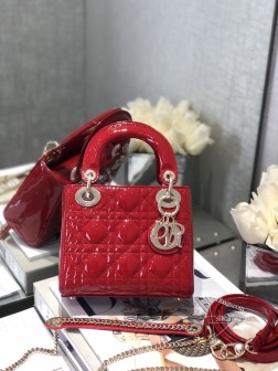 迪奥 mini lady三格大红色漆皮戴妃包手袋集中体现了品牌对典雅和美丽的深刻洞见。采用黑色漆皮牛皮革精心制作，以藤格纹缉面线打造醒目的绗缝细节，时髦典雅的设计经久不衰。饰以标志性的浅金色饰面金属吊饰，为精美的轮廓增添一分灵动。这款迷你Lady 手袋搭配可拆卸的链条肩带，可手提、肩背或斜挎，是晚装的理想伴侣。·可拆卸链条肩带·内部拉链口袋·可随心搭配其他刺绣肩带内含防尘袋尺寸： 17157cm#  三格正红漆皮