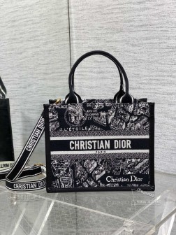 DIOR Tote最新秋冬巴黎地图系列，被种草了这个包，可以背的托特来了，既保留了包型的简洁，又兼具了大包的大容量，既可手拎又可斜跨，完全满足日常出行需求，经典的动物刺绣，标志性的字母，时尚百搭又满满的复古气息size：261221cm