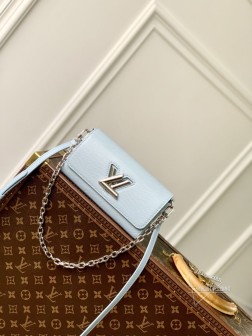 LV M83077蓝色粒状Epi皮Twist West Pochette 包,时尚搭配,白天晚上必备。