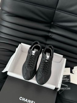 Chanel 25C新款熊猫运动休闲鞋百搭小白鞋 款式搭配不会出错撞色搭配活力满满啊 侧面压印log 432