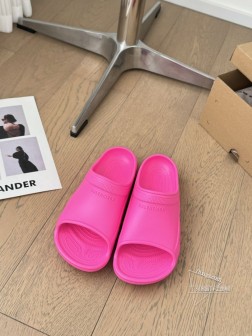 BALENCIAGE 巴黎世家 Pool Crocs 合作款厚底拖相信我,一定是一双可以让你整个夏天 538