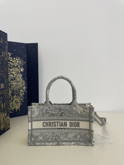 DIOR Dior Tote迷你横版系列，终于出肩带款了，可解放双手的Tote包，精美的老虎刺绣，点缀字母标志，精湛的工艺，搭配可调节，可拆卸的肩带，大大提升了实用性，上身既高级又时尚。Size：21.5×13×7.5cm
