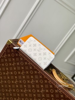 LV M11745 拉链钱包 马希纳皮革 对比色字母图案 高仿