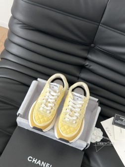 Chanel 25C新款熊猫运动休闲鞋百搭小白鞋 款式搭配不会出错撞色搭配活力满满啊 侧面压印log 657