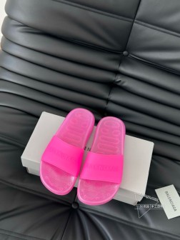 BALENCIAGE 巴黎世家拖鞋相信我,一定是一双可以让你整个夏天焊死脚上的沙滩拖鞋宽体的鞋型,显 464