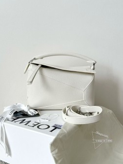 loewe Puzzle Edge小号24cm奶白色高仿包