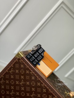 LV M1111 黑格挂件  Chocolate Bar 包饰 钥匙扣 高仿