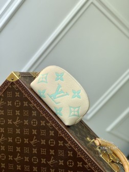 LV M45915抹茶绿化妆包 Monogram帆布 小巧圆形设计