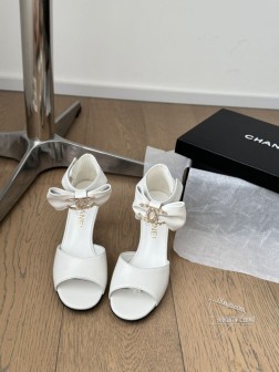 Chanel 24K走秀款玛丽珍单鞋简约又不失甜美俏皮!鞋头经典拼色简约易搭,搭配一字带更加跟脚。内 1116