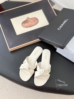 Chanel 25C早春玛丽珍拖鞋系列这一季的鞋子都很棒耶!纯黑色玛丽珍上脚很舒服鞋面皮质也很软,不 102