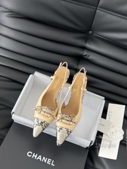 Chanel Vintage中古系列凉鞋简约而不简单的款,上脚特别显脚细。鞋面定制面,内里垫脚羊皮, 221