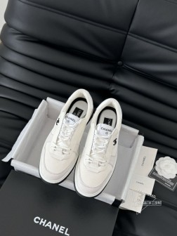 Chanel 25C新款熊猫运动休闲鞋百搭小白鞋 款式搭配不会出错撞色搭配活力满满啊 侧面压印log 151