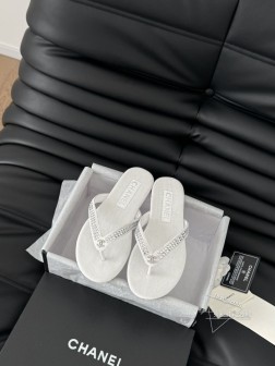 Chanel 25C新品夹脚人字拖鞋!这一系列这真的是绝了 怎么会这么美!夏天真的是无敌搭配可盐可甜 1010