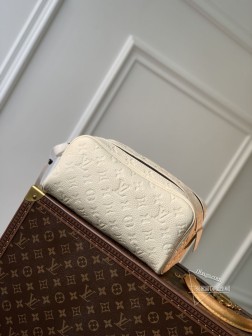 LV M82576 Dopp Kit 压花盥洗袋, 本款粒面Taurillon真皮