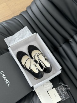 Chanel 24B走秀款玛丽珍单鞋简约又不失甜美俏皮!鞋头经典拼色简约易搭,搭配一字带更加跟脚。内 1391