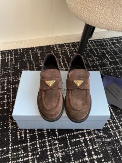 P家24秋冬麂皮乐福鞋新品这个美拉德色系 真心太秋冬了吧小牛丝光反绒麂皮材质,质感顶顶好,关键这个巧 356