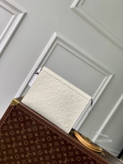 LV M61692 Pochette Voyage 手拿包 米白色 压花 芯片版