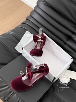 Chanel 24K走秀款玛丽珍单鞋简约又不失甜美俏皮!鞋头经典拼色简约易搭,搭配一字带更加跟脚。内 1107