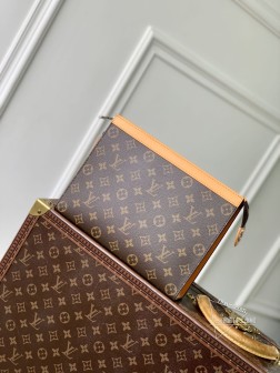 LV M12820黄色POCHETTE VOYAGE 中号手拿包,材质Monog