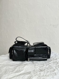 Balenciaga 超级忙碌系列 小号工装风炸药包 多口袋设计