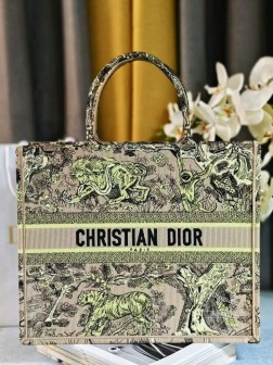 DIOR 2024新颜色 杏黄虎动物园 这款 Book Tote 手袋由 Dior 女装创意总监玛丽亚·嘉茜娅·蔻丽 (Maria Grazia Chiuri) 设计，是体现 Dior 美学的主打产品。通体饰以杏色和黄色 Reverse 茹伊印花刺绣，全新演绎经典图案，突显反色效果，可收纳各种日常用品。大号款式，正面饰以 Christian Dior Paris 标志，彰显 Dior 的精湛工艺，可手提或肩背。正面饰以 Christian Dior Paris 标志内含防尘袋尺寸42X35X18