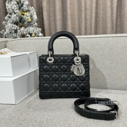 迪奥 现货～黑羊银酷女孩专属时尚精典必入款容量也是妥妥的各种杂物往里面丢就好了 size24cm