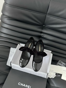 Chanel 25C早春玛丽珍单鞋系列这一季的鞋子都很棒耶!纯黑色玛丽珍上脚很舒服鞋面皮质也很软,不 835